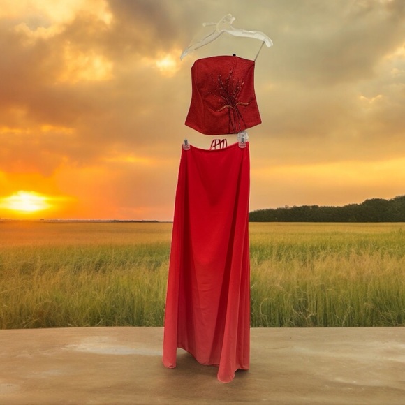 Juno red top with ribbon strap back with skirt - Picture 2 of 12